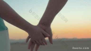 斯坦尼康的特写镜头浪漫的<strong>夫妇</strong>牵手在海滩上对傍晚的天空背景